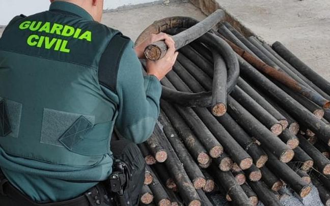Un agente de la Guardia Civil sujeta una manguera de cobre, tras una operación que se saldó con dos detenidos en Tierra Estella. Redacción DDN Un agente de la Guardia Civil sujeta una manguera de cobre, tras una operación que se saldó con dos detenidos en Tierra Estella. Redacción DDN