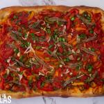 Coca de pimientos y anchoas