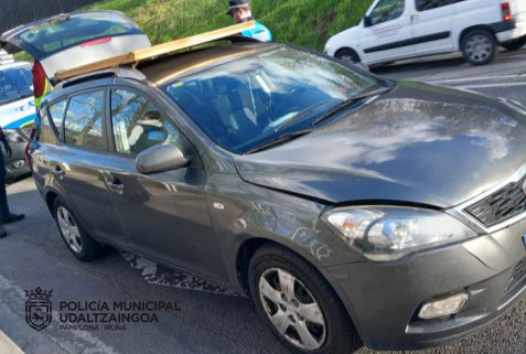 El vehículo con el cuadro en el techo pro el que ha sido denunciado un conductor. Policía Municipal de Pamplona. 