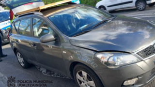 El vehículo con el cuadro en el techo pro el que ha sido denunciado un conductor. Policía Municipal de Pamplona. 