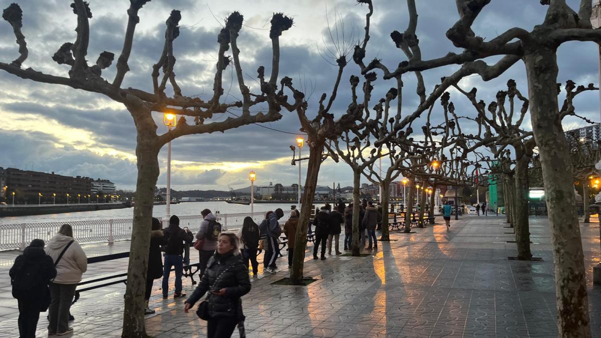 Colas para coger el bote ante la avería en el Puente Bizkaia | ONDA VASCA