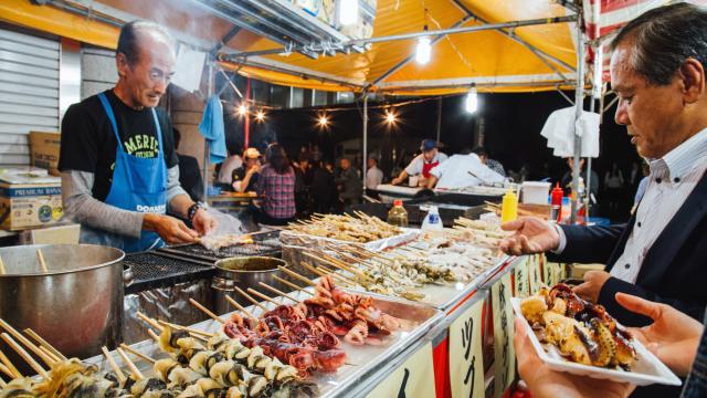 Puesto de comida en una calle de Japón | Fuente: JNTO