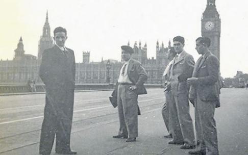 Componentes de Eresoinka en Londres, sede del Consejo Nacional de Euzkadi