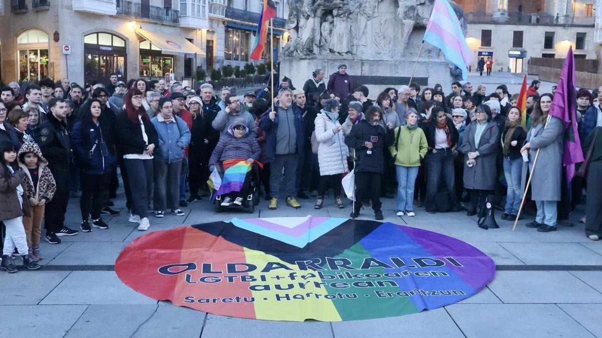 Decenas de personas condenan el ataque homófobo a dos jóvenes en Vitoria-Gasteiz Pilar Barco