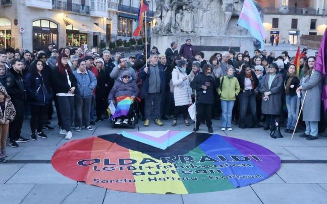Decenas de personas condenan el ataque homófobo a dos jóvenes en Vitoria-Gasteiz Pilar Barco