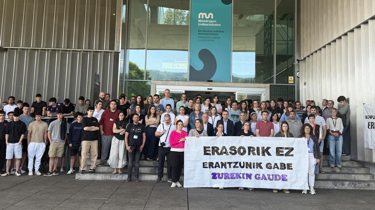 Concentración en la que por la agresión sexual cometida en el campus de Oñati de Mondragon Unibertsitatea. N.G.