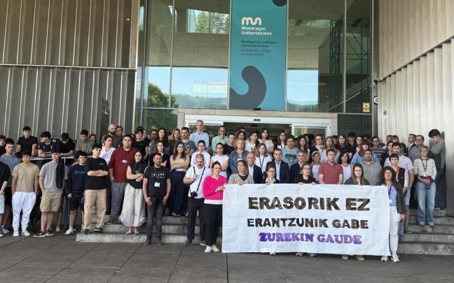 Concentración en la que por la agresión sexual cometida en el campus de Oñati de Mondragon Unibertsitatea. N.G.