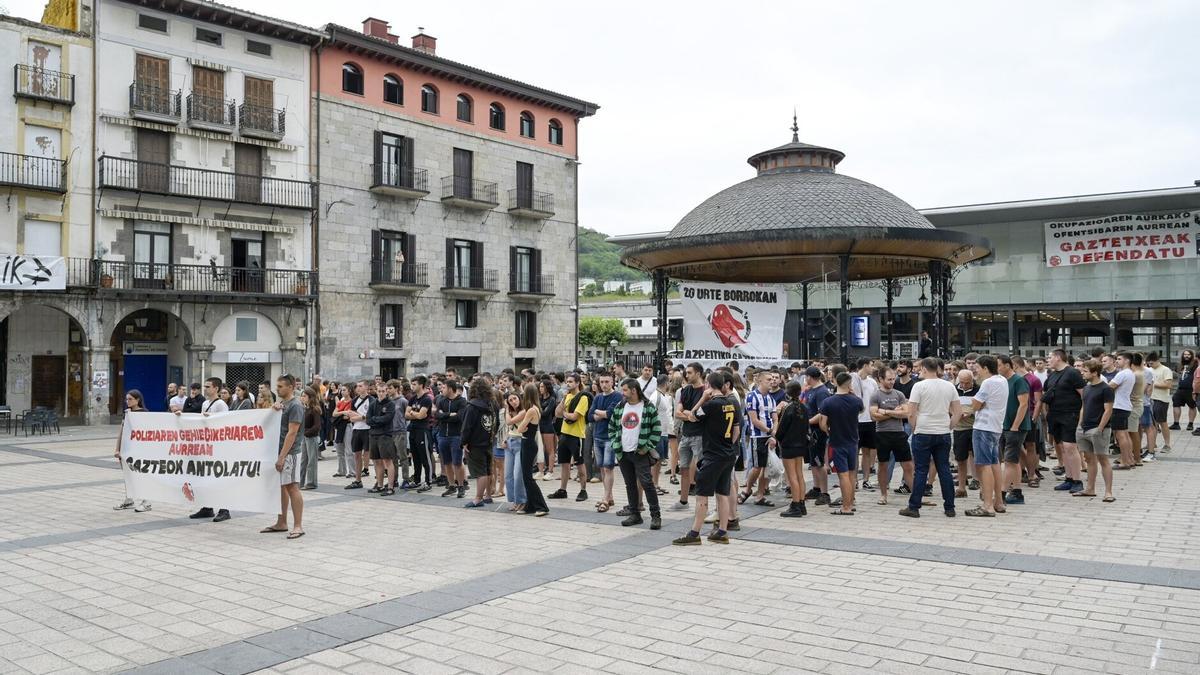Concentración de jóvenes azpeitiarra para condenar lo ocurrido Arnaitz Rubio Más incidentes Es la tercera vez en cuestión de un mes que se producen enfrentamientos con los agentes de la policía, aunque la naturaleza sea distinta. En la noche de San Juan, en Hernani, se produjeron unos incidentes que, al parecer, tuvieron una motivación racista, aunque desde algunos ámbitos se añade que se gritaron consignas a favor de ETA, como dijo la presidenta del GBB del PNV Maria Eugenia Arrizabalaga en una entrevista en Noticias de Gipuzkoa. Después llegó la pelea entre dos grupos de personas violentas con antecedentes en Ordizia que contaron con la asistencia de varios familiares suyos. Sumando el incidente de Azpeitia, ya son tres altercados en Gipuzkoa que tienen como mínimo común denominador el ataque a la policía en un clima festivo o previo a las fiestas. En este contexto, el sindicato de la Ertzaintza y la Policía local Euspel no quiso ver lo sucedido como hechos aislados, y denunció la “ausencia total de medidas de protección” y el “abandono institucional”. El sindicato exigió la “depuración de responsabilidades” y la “dotación de medios técnicos y humanos”. El PP, como ya es habitual en este tipo de situaciones, utilizó lo sucedido para acusar a PNV y “PSOE” de debilitar el principio de autoridad y dar pie a estos ataques contra las fuerzas de seguridad. La presidenta de los populares en Gipuzkoa, Muriel Larrea, habló directamente de “escalada de violencia en Gipuzkoa”, exigió a través de sus redes sociales “firmeza y contundencia”, y dijo que estas personas “se sienten impunes y por eso se atreven a asaltar una comisaría”. La parlamentaria Ainhoa Domaica dijo que “la apatía de PNV y PSOE debilita el principio de autoridad de la Euskal Polizia”, y pidió la personación del Gobierno vasco en el juicio. Compartir el artículo Compartir una noticia Facebook Twitter Linkedin Whatsapp Telegram Correo electrónico Temas Ertzaintza Gobierno Vasco Bingen Zupiria EH Bildu Azpeitia Te puede interesar Escapa de Barakaldo y activa tu versión verano Escapa de Barakaldo y activa tu versión verano Patrocinado por Barceló Hotel Group Los japoneses usan este truco para reducir la apnea del sueño (¡es genial!) Los japoneses usan este truco para reducir la apnea del sueño (¡es genial!) Patrocinado por Derila Ergo La combinación perfecta de tecnología, confort y diseño italiano. La combinación perfecta de tecnología, confort y diseño italiano. Patrocinado por Alfa Romeo Giulia THE NORTH FACE edition: el lado más extremo del nuevo Jeep Avenger 4xe THE NORTH FACE edition: el lado más extremo del nuevo Jeep Avenger 4xe Patrocinado por Jeep Es ahora o nunca: Reserva hotel con un -25% y primer niño gratis Es ahora o nunca: Reserva hotel con un -25% y primer niño gratis Patrocinado por Meliá Si necesitas matar el tiempo en la computadora, este juego es un imprescindible en 2025. Si necesitas matar el tiempo en la computadora, este juego es un imprescindible en 2025. Patrocinado por Forge of Empires Lo último 1Cae una organización criminal con 30 detenidos por entrar a Barajas con billete sin haber volado y recoger maletas con droga 2El PSOE pide visitar el "casoplón" pagado "por los madrileños" que usó Ayuso junto a su familia 3Ellen DeGeneres revela que decidió mudarse a Reino Unido en el mismo instante en que conoció la victoria de Trump 4Arcuri exige que se cumpla la entrega de su hijo y que cesen las injerencias a la Justicia 5Gran ambiente en las fiestas del barrio Aztiria de Legazpi y Gabiria Inscríbete a nuestra Newsletter Disfruta de todas las novedades Inscríbete Más en Política Política El PSOE pide visitar el "casoplón" pagado "por los madrileños" que usó Ayuso junto a su familia NTM / Agencias Política López acusa a Feijóo de "fichar" a implicados en el 'caso Montoro': "Forma parte del mismo núcleo político" NTM / EP Política La expresidenta de Adif y el exdirector de Carreteras comparecen este lunes en la AN por el 'caso Cerdán' NTM / EP Política El maná de la financiación autonómica H. Kareaga