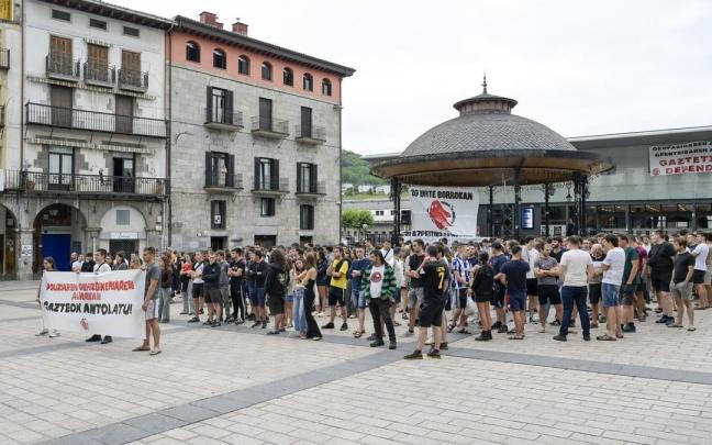 Concentración de jóvenes azpeitiarra para condenar lo ocurrido Arnaitz Rubio Más incidentes Es la tercera vez en cuestión de un mes que se producen enfrentamientos con los agentes de la policía, aunque la naturaleza sea distinta. En la noche de San Juan, en Hernani, se produjeron unos incidentes que, al parecer, tuvieron una motivación racista, aunque desde algunos ámbitos se añade que se gritaron consignas a favor de ETA, como dijo la presidenta del GBB del PNV Maria Eugenia Arrizabalaga en una entrevista en Noticias de Gipuzkoa. Después llegó la pelea entre dos grupos de personas violentas con antecedentes en Ordizia que contaron con la asistencia de varios familiares suyos. Sumando el incidente de Azpeitia, ya son tres altercados en Gipuzkoa que tienen como mínimo común denominador el ataque a la policía en un clima festivo o previo a las fiestas. En este contexto, el sindicato de la Ertzaintza y la Policía local Euspel no quiso ver lo sucedido como hechos aislados, y denunció la “ausencia total de medidas de protección” y el “abandono institucional”. El sindicato exigió la “depuración de responsabilidades” y la “dotación de medios técnicos y humanos”. El PP, como ya es habitual en este tipo de situaciones, utilizó lo sucedido para acusar a PNV y “PSOE” de debilitar el principio de autoridad y dar pie a estos ataques contra las fuerzas de seguridad. La presidenta de los populares en Gipuzkoa, Muriel Larrea, habló directamente de “escalada de violencia en Gipuzkoa”, exigió a través de sus redes sociales “firmeza y contundencia”, y dijo que estas personas “se sienten impunes y por eso se atreven a asaltar una comisaría”. La parlamentaria Ainhoa Domaica dijo que “la apatía de PNV y PSOE debilita el principio de autoridad de la Euskal Polizia”, y pidió la personación del Gobierno vasco en el juicio. Compartir el artículo Compartir una noticia Facebook Twitter Linkedin Whatsapp Telegram Correo electrónico Temas Ertzaintza Gobierno Vasco Bingen Zupiria EH Bildu Azpeitia Te puede interesar Escapa de Barakaldo y activa tu versión verano Escapa de Barakaldo y activa tu versión verano Patrocinado por Barceló Hotel Group Los japoneses usan este truco para reducir la apnea del sueño (¡es genial!) Los japoneses usan este truco para reducir la apnea del sueño (¡es genial!) Patrocinado por Derila Ergo La combinación perfecta de tecnología, confort y diseño italiano. La combinación perfecta de tecnología, confort y diseño italiano. Patrocinado por Alfa Romeo Giulia THE NORTH FACE edition: el lado más extremo del nuevo Jeep Avenger 4xe THE NORTH FACE edition: el lado más extremo del nuevo Jeep Avenger 4xe Patrocinado por Jeep Es ahora o nunca: Reserva hotel con un -25% y primer niño gratis Es ahora o nunca: Reserva hotel con un -25% y primer niño gratis Patrocinado por Meliá Si necesitas matar el tiempo en la computadora, este juego es un imprescindible en 2025. Si necesitas matar el tiempo en la computadora, este juego es un imprescindible en 2025. Patrocinado por Forge of Empires Lo último 1Cae una organización criminal con 30 detenidos por entrar a Barajas con billete sin haber volado y recoger maletas con droga 2El PSOE pide visitar el "casoplón" pagado "por los madrileños" que usó Ayuso junto a su familia 3Ellen DeGeneres revela que decidió mudarse a Reino Unido en el mismo instante en que conoció la victoria de Trump 4Arcuri exige que se cumpla la entrega de su hijo y que cesen las injerencias a la Justicia 5Gran ambiente en las fiestas del barrio Aztiria de Legazpi y Gabiria Inscríbete a nuestra Newsletter Disfruta de todas las novedades Inscríbete Más en Política Política El PSOE pide visitar el "casoplón" pagado "por los madrileños" que usó Ayuso junto a su familia NTM / Agencias Política López acusa a Feijóo de "fichar" a implicados en el 'caso Montoro': "Forma parte del mismo núcleo político" NTM / EP Política La expresidenta de Adif y el exdirector de Carreteras comparecen este lunes en la AN por el 'caso Cerdán' NTM / EP Política El maná de la financiación autonómica H. Kareaga