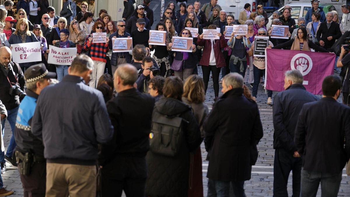 Concentración de este jueves por la mañana en la plaza del Ayuntamiento como protesta por la agresión sexual en la Carpa. Iban Aguinaga