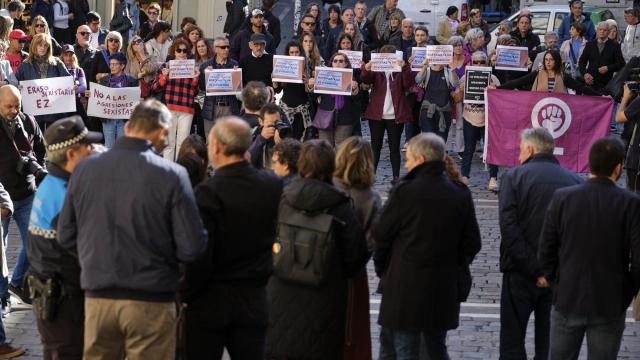 Concentración de este jueves por la mañana en la plaza del Ayuntamiento como protesta por la agresión sexual en la Carpa. Iban Aguinaga