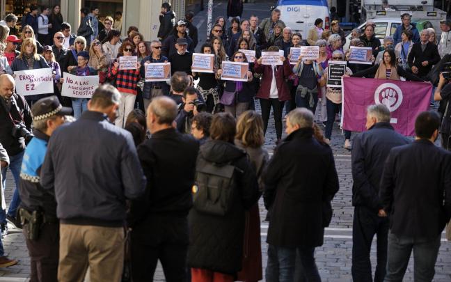 Concentración de este jueves por la mañana en la plaza del Ayuntamiento como protesta por la agresión sexual en la Carpa. Iban Aguinaga