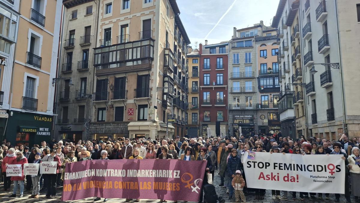 Concentración en Pamplona para rechazar el asesinato de una mujer en Sarriguren. EP