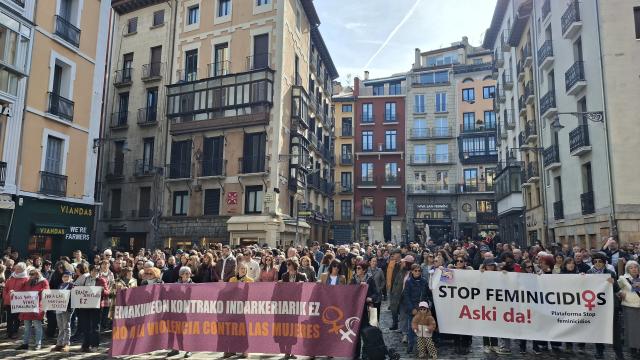 Concentración en Pamplona para rechazar el asesinato de una mujer en Sarriguren. EP