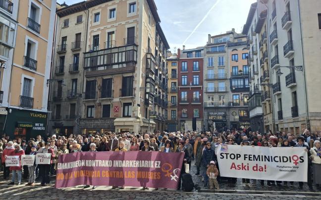 Concentración en Pamplona para rechazar el asesinato de una mujer en Sarriguren. EP