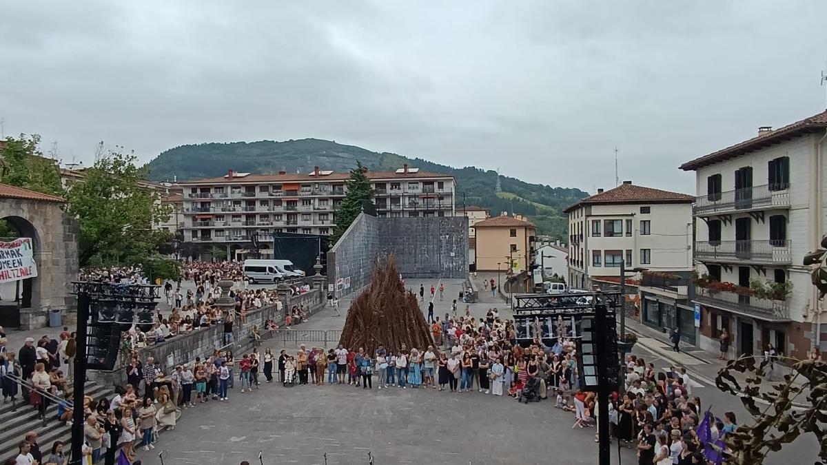 Concentración de condena en Andoain. AYUTAMIENTO DE ANDOAIN X