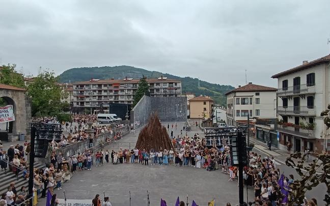 Concentración de condena en Andoain. AYUTAMIENTO DE ANDOAIN X