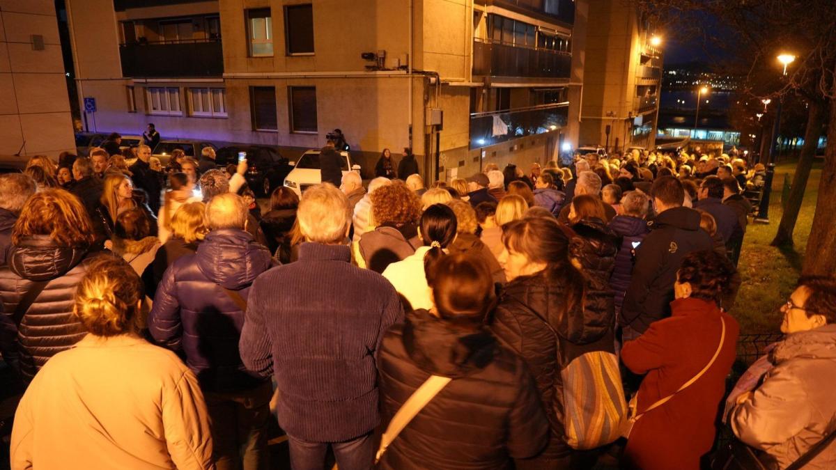 Portugalete se concentra para protestar contra la okupación de una vivienda Jose Mari Martínez