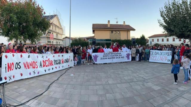 Concentración hace dos años en Zizur en repulsa por las agresiones machistas ocurridas durante las fiestas / Diario de Noticias de Navarra