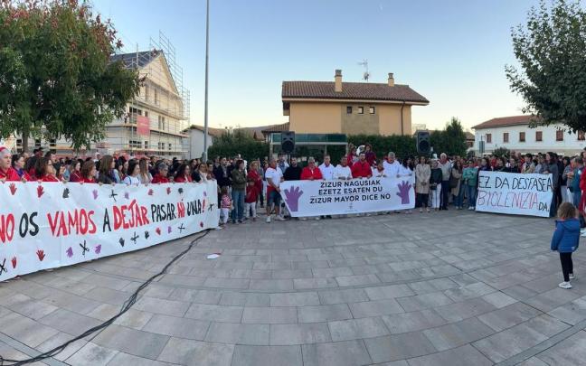 Concentración hace dos años en Zizur en repulsa por las agresiones machistas ocurridas durante las fiestas / Diario de Noticias de Navarra
