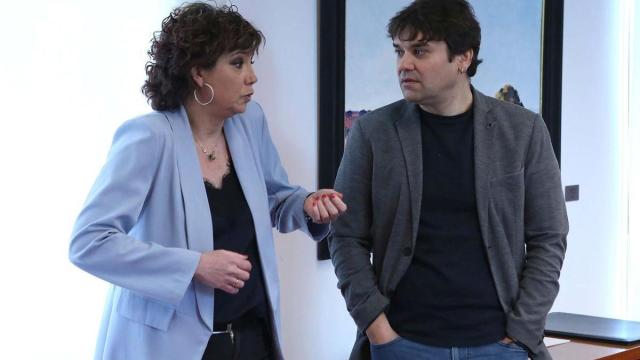 Ainhoa Unzu, del PSN, y Pablo Azcona, de Geroa Bai, conversan en un descanso de la comisión parlamentaria. Javier Bergasa