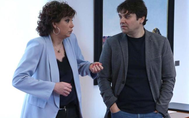 Ainhoa Unzu, del PSN, y Pablo Azcona, de Geroa Bai, conversan en un descanso de la comisión parlamentaria. Javier Bergasa