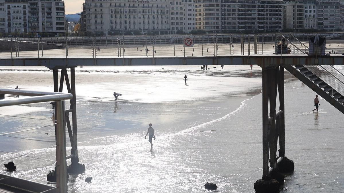 Gente bañándose en el Náutico. Iker Azurmendi