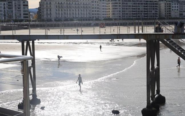 Gente bañándose en el Náutico. Iker Azurmendi