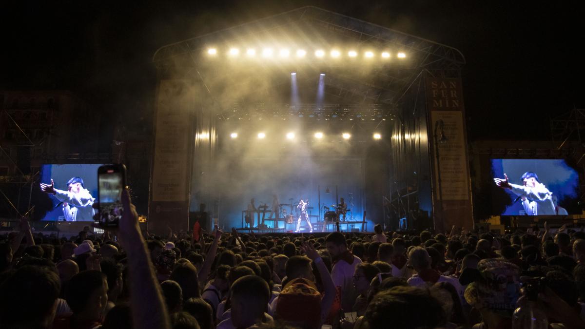 Uno de los lugares con más afluencia de personas es la Plaza del Castillo. En la imagen, el concierto de Zetak. Foto: Ayuntamiento de Pamplona