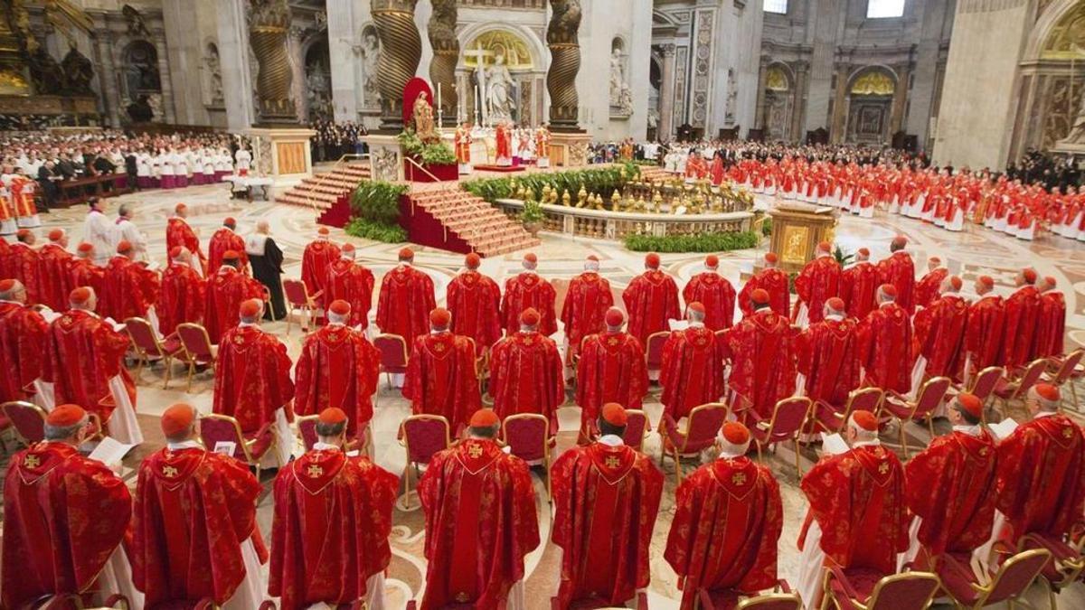 Los cardenales asisten a la misa votiva "Pro eligendo Pontifice" previa al comienzo del cónclave | EFE