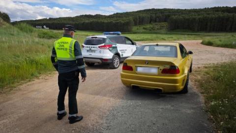 Un agente de la Guardia Civil junto al vehículo que circulaba con las matrículas ocultasCedida Un agente de la Guardia Civil junto al vehículo que circulaba con las matrículas ocultasCedida