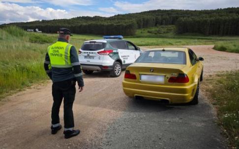 Un agente de la Guardia Civil junto al vehículo que circulaba con las matrículas ocultasCedida Un agente de la Guardia Civil junto al vehículo que circulaba con las matrículas ocultasCedida