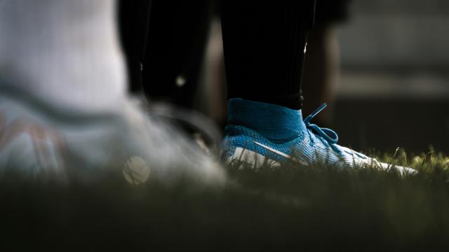 Persona en azul y blanco Nike Athletic Shoe