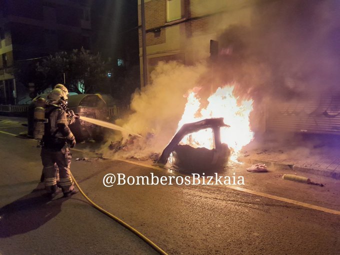 Uno de los contenedores calcinados en Getxo. BOMBEROS DE BIZKAIA