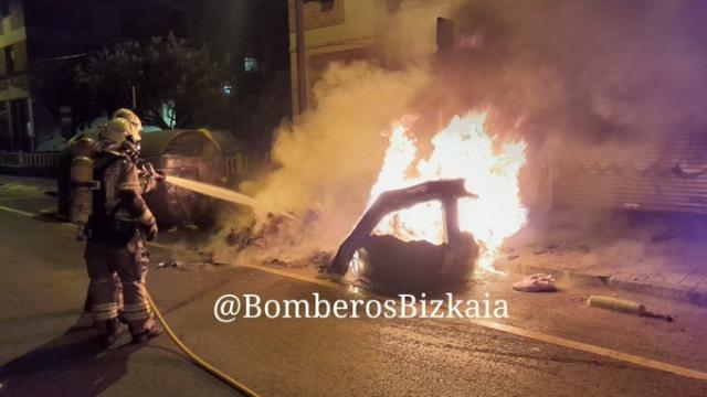 Uno de los contenedores calcinados en Getxo. BOMBEROS DE BIZKAIA