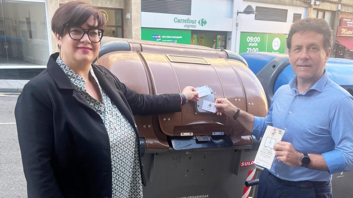 Asier Iragorri, alcalde de Basauri, e Irene García, concejala de Medio Ambiente de Basauri junto a un contenedor marrón