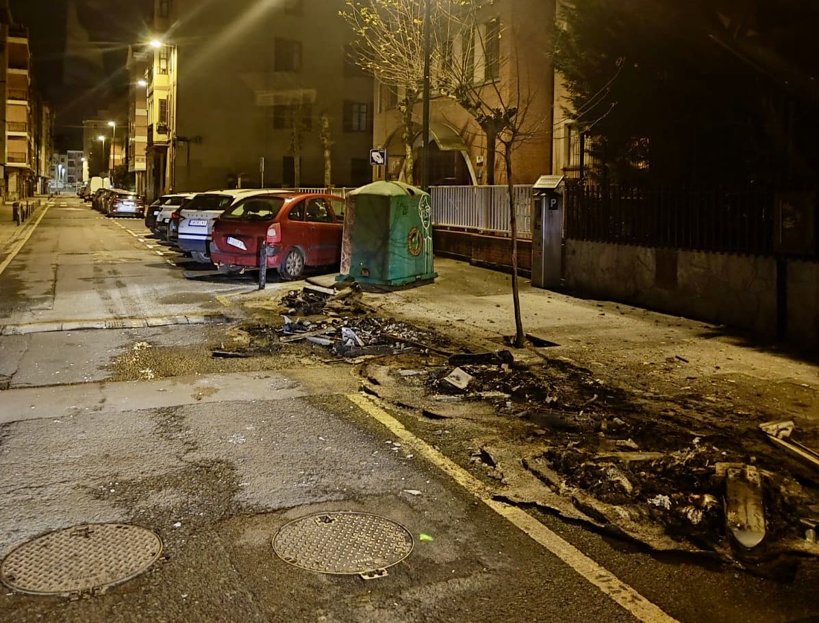 Quemados 4 contenedores con afección a dos vehículos en Getxo 
