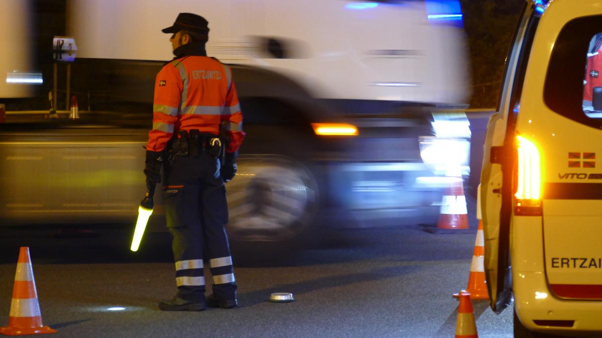 Un control preventivo descubrió las tres furgonetas en la AP-8 a la altura de Hernani