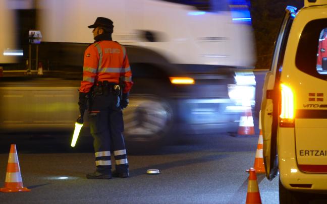 Un control preventivo descubrió las tres furgonetas en la AP-8 a la altura de Hernani Un control preventivo descubrió las tres furgonetas en la AP-8 a la altura de Hernani
