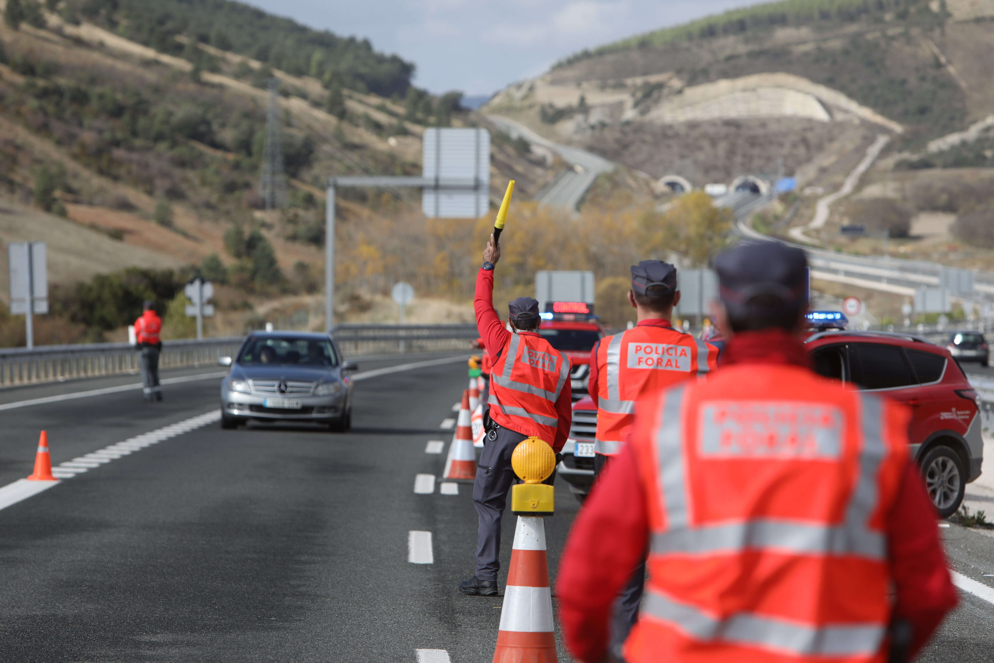 Agentes de la Policía Foral regulando el tráfico. Foto: Gobierno de Navarra
