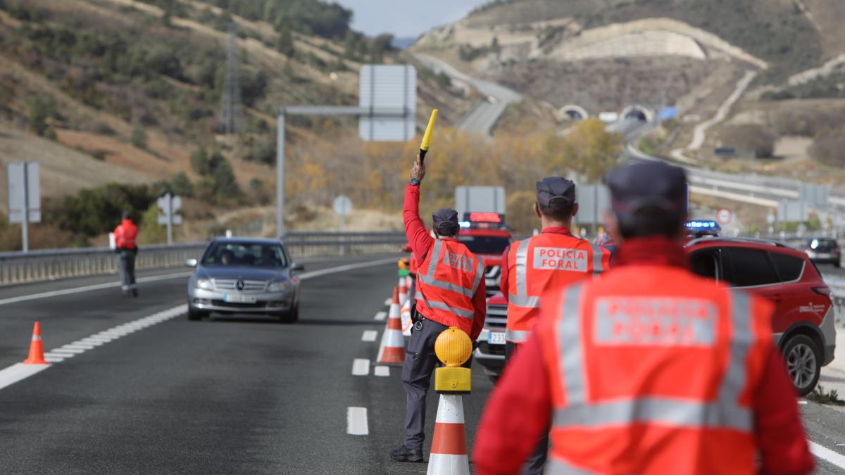 Agentes de la Policía Foral regulando el tráfico. Foto: Gobierno de Navarra