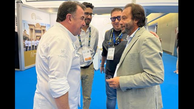 Daniel García-Ibarrola junto a Martín Berasategi, esta mañana en San Sebastián Gastronomika