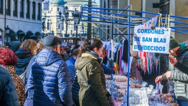 Tradicional imagen de la venta de cordones en los puestos instalados junto a la iglesia de San Nicolás en Bilbao |JM. Martínez, Deia