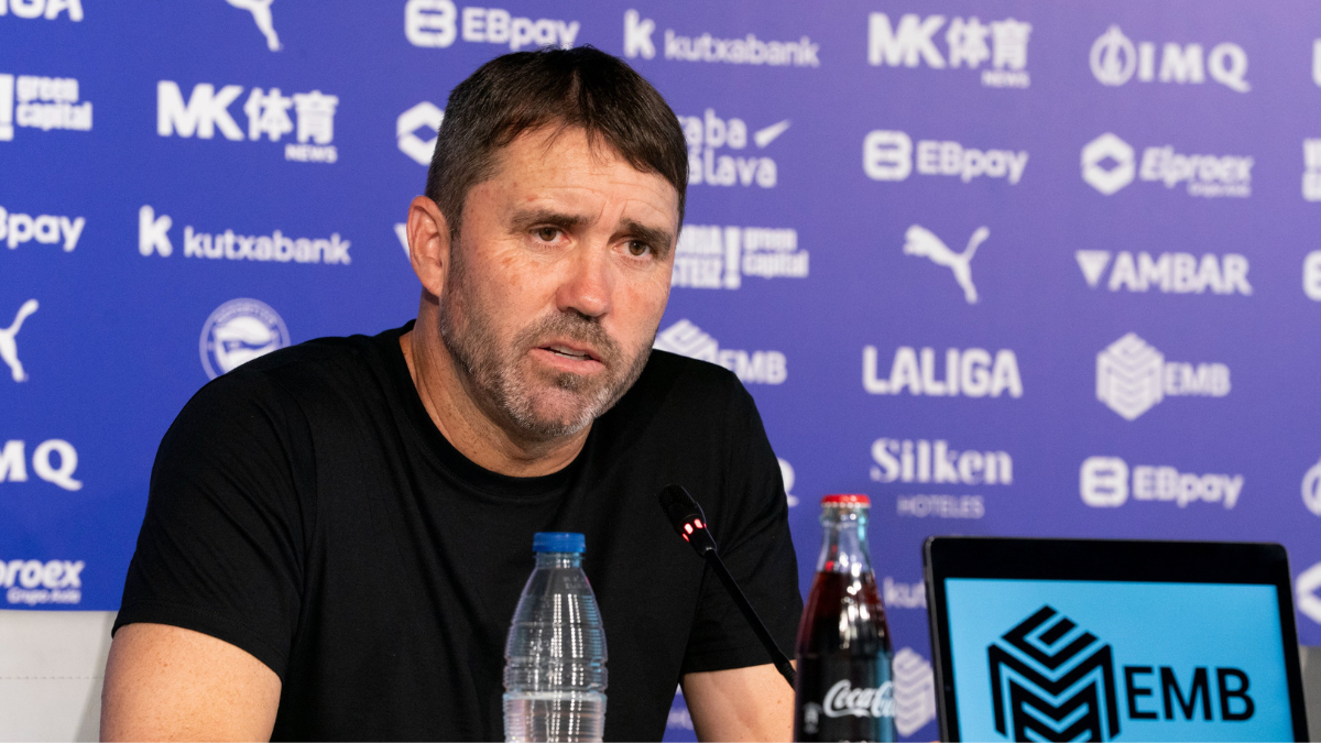 Eduardo Coudet durante el acto de su renovación con el Deportivo Alavés. Foto: Deportivo Alavés