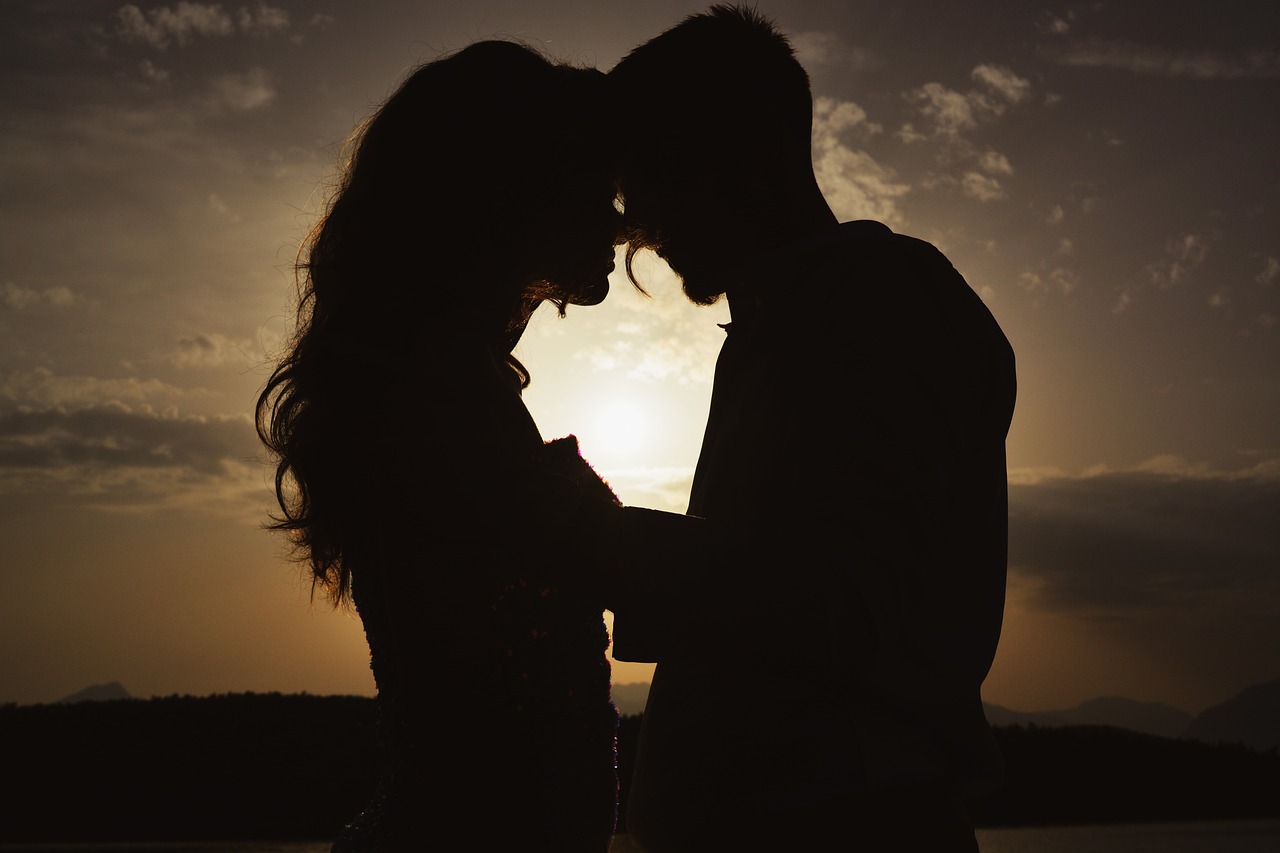 Numerosos estudios proyectan que la felicidad en pareja podría estar inversamente relacionada con la cantidad de publicaciones en redes sociales | Foto: Pixabay