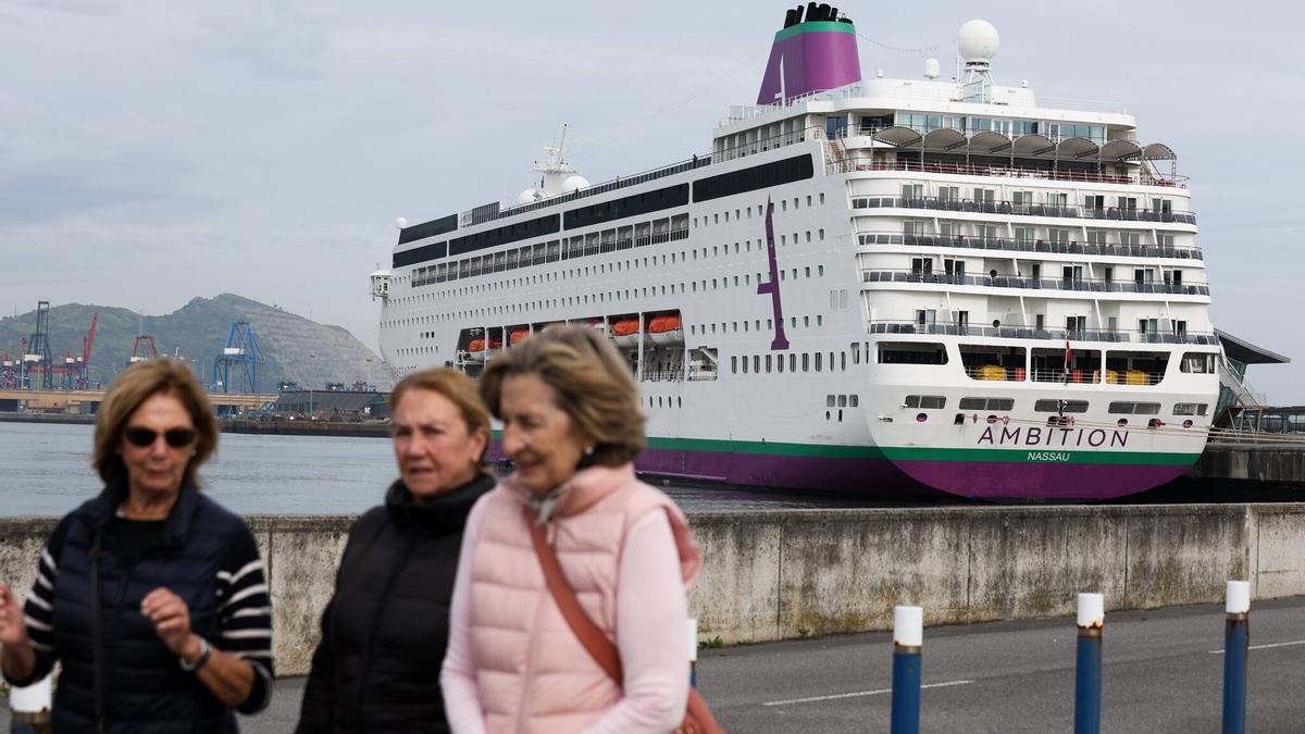 Un crucero atracado en la terminal de Arriluce / Deia - P. Nieto