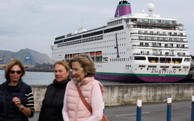 Un crucero atracado en la terminal de Arriluce / Deia - P. Nieto