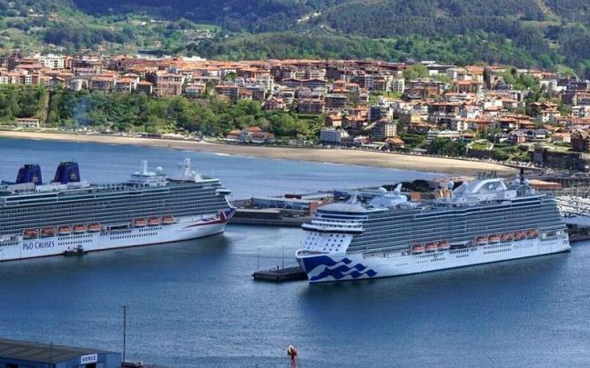 El impresionante ‘Sky Princess’ ya abrió el año pasado la temporada aunque entonces compartió el honor con el buque ‘Brittania’. Pablo Viñas-Deia El impresionante ‘Sky Princess’ ya abrió el año pasado la temporada aunque entonces compartió el honor con el buque ‘Brittania’. Pablo Viñas-Deia