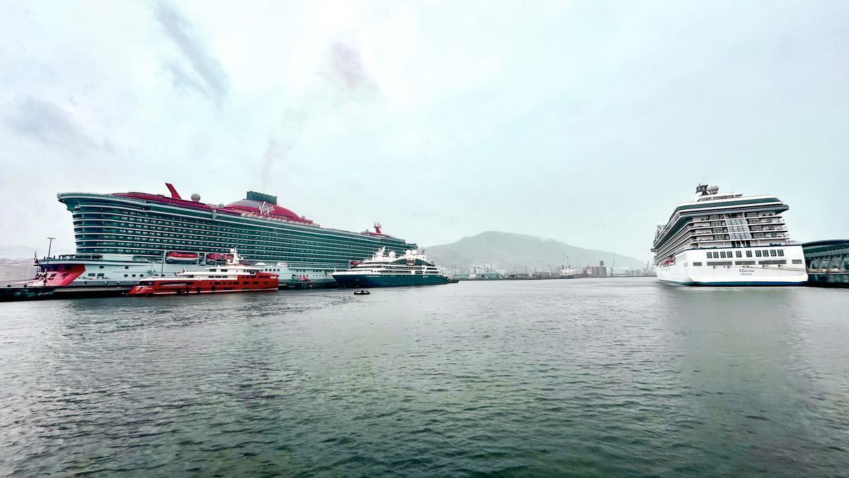 Vista de las cuatro embarcaciones de lujo que han atracado esta mañana de jueves en los dos muelles de cruceros de Getxo A. P. B | Deia