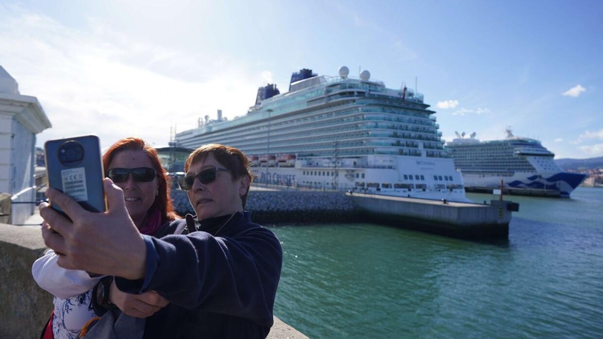 Los cruceros en la terminal de Getxo a menudo son foco de selfies de la ciudadanía | Pablo Viñas, Deia